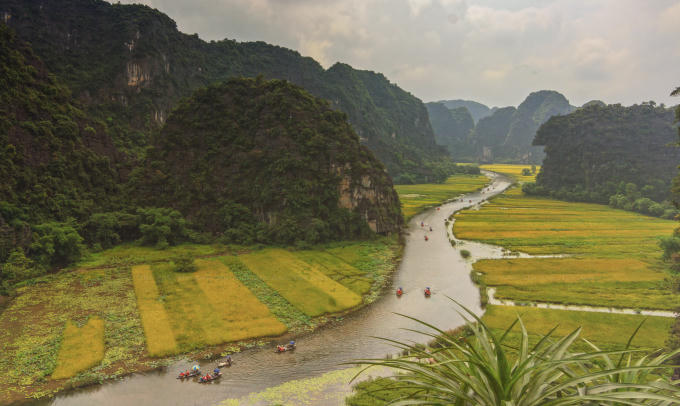 Nơi đây được ví như một vịnh Hạ Long trên cạn và là một khu du lịch sinh thái đúng nghĩa làng quê Bắc Bộ. Mỗi năm, nơi đây đón hàng nghìn lượt khách khắp nơi trên thế giới đến thăm quan khám phá vẻ đẹp bình dị mà vô cùng đẹp nơi đây.
