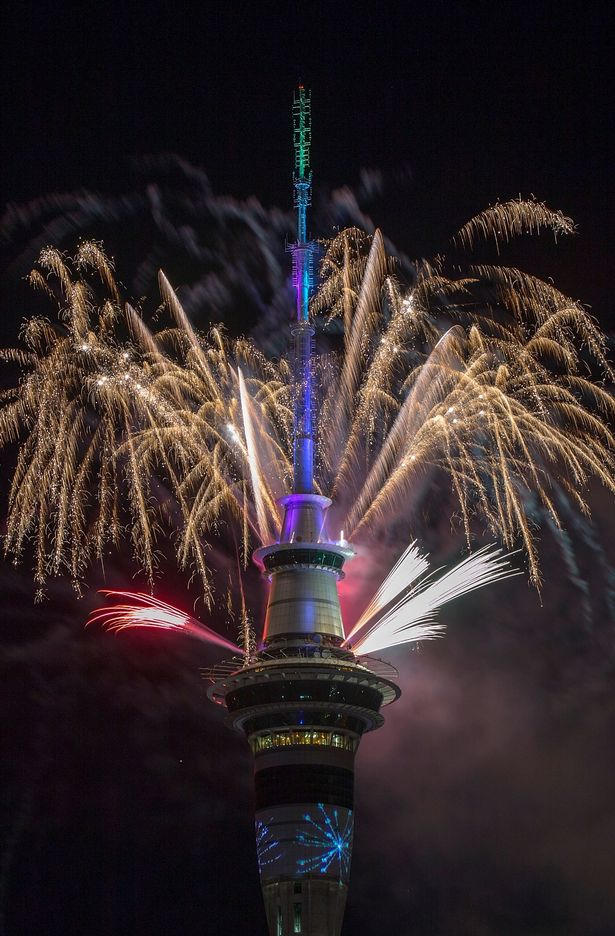 Màn trình diễn pháo hoa từ tháp Sky tại thành phố Auckland (Ảnh: Getty)