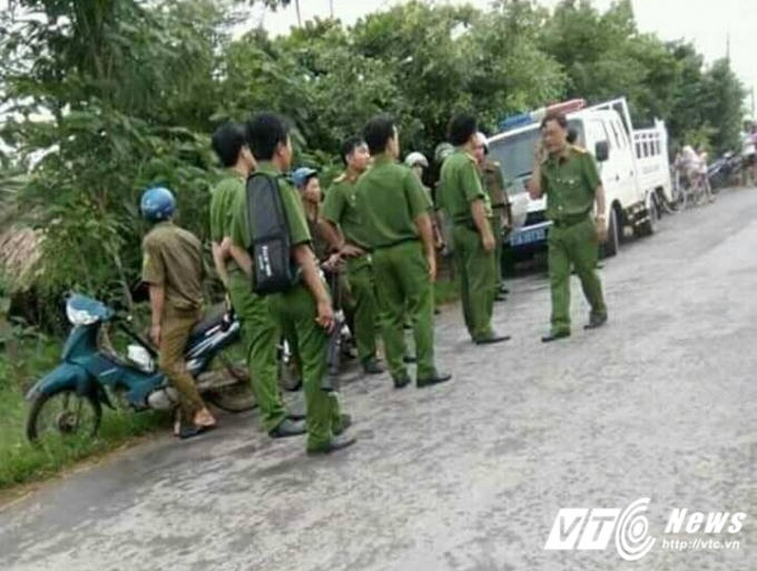 Lực lượng công an có mặt tại các chốt chặn.