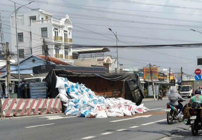 vụ tai nạn không gây thiệt hại về người tuy nhiên, phương tiện và hàng hóa trên xe bị hư hỏng đáng kể.