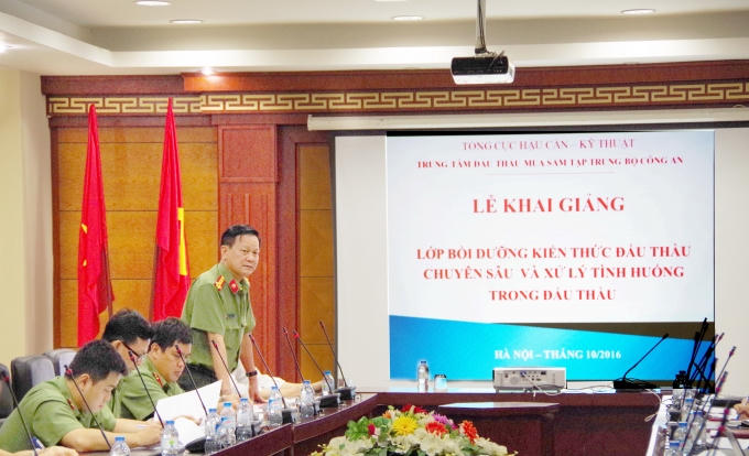 Đại tá Lê Văn Phái, Giám đốc Trung tâm khai mạc lớp học.