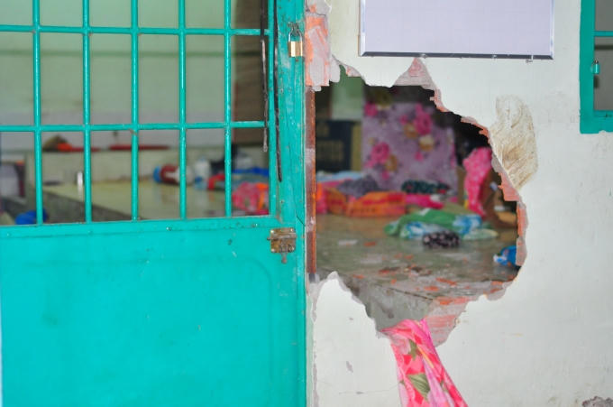 Cửa phòng ở trong trung tâm bị đập phá.