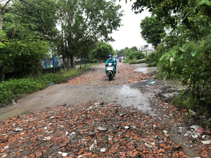 Đoạn từ Nguyễn Văn Linh - cầu Hàng Bàng đã rải đá cho người dân đi đỡ.