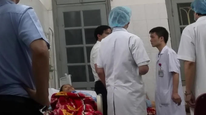 Một nữ bệnh nhân đang chuẩn bị được chuyển về Bệnh viện Bạch Mai đêm 29/5.