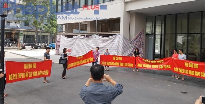 Cư dân tập trung phản đối chủ đầu tư.