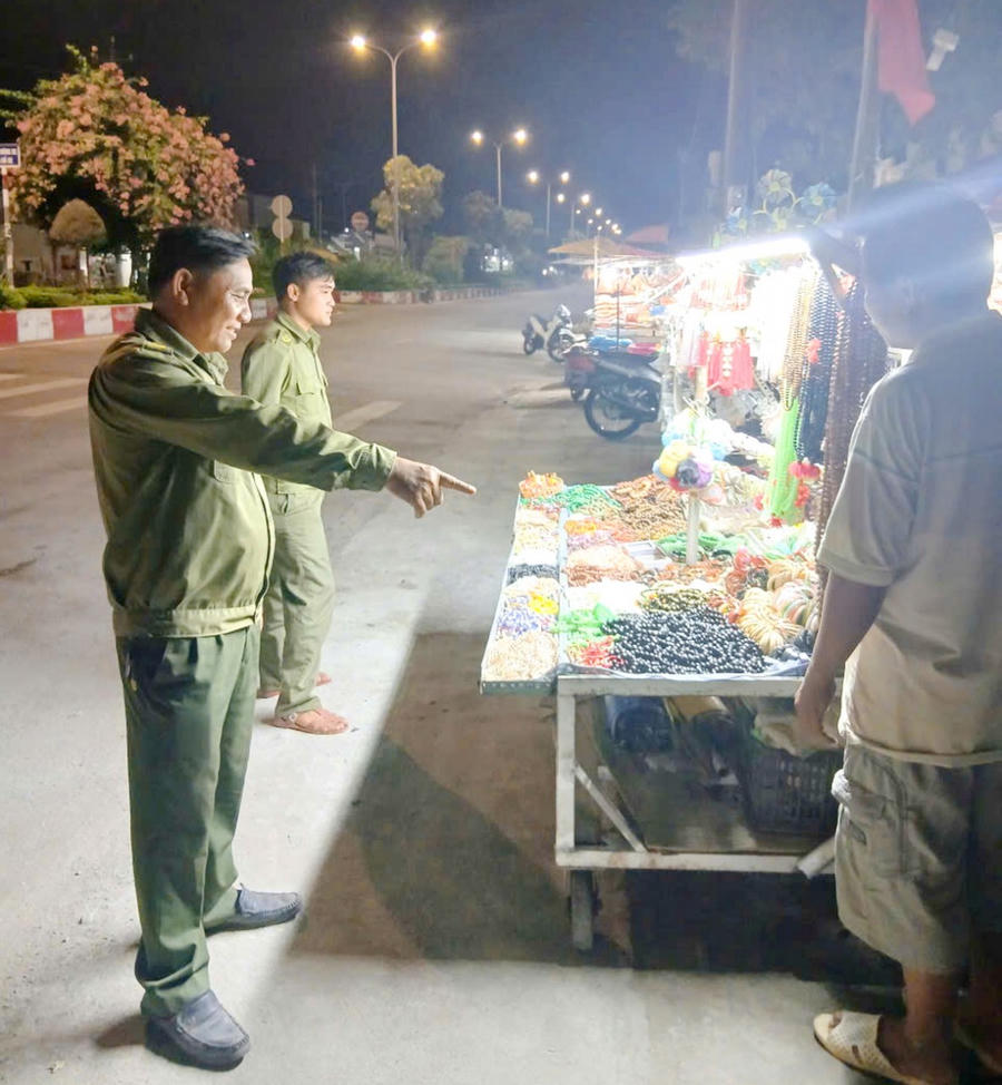 Lực lượng ANTT cơ sở xã Hiệp Thành tuyên truyền, hướng dẫn các hộ kinh doanh chấp hành đúng quy định về trật tự đô thị tại khu vực Quán Âm Phật Đài.