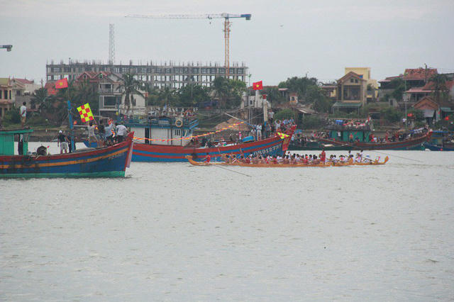 Các thuyền đua băng băng về đích