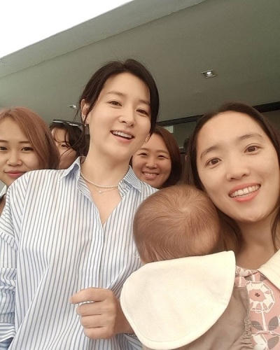 Trông cô nhẹ nhàng và toát lên một vẻ sang trọng ngay cả khi trang điểm nhẹ.