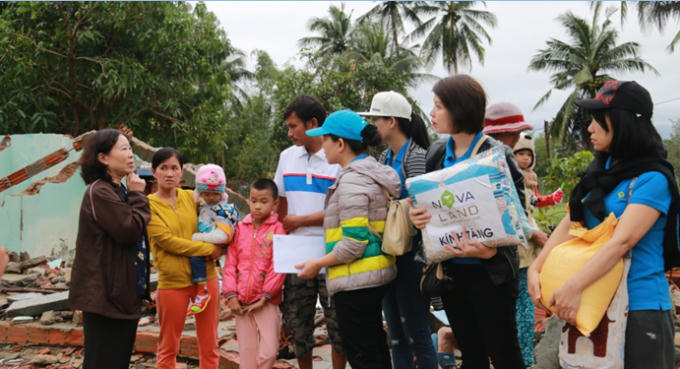 Nhân viên Novaland cùng Hội bảo trợ Người khuyết tật, Quyền trẻ em và Bệnh nhân nghèo tỉnh Quảng Nam thăm hỏi và tặng quà cho các hộ gia đình chịu thiệt hại nặng nề từ cơn bão số 12 tại tỉnh Quảng Nam