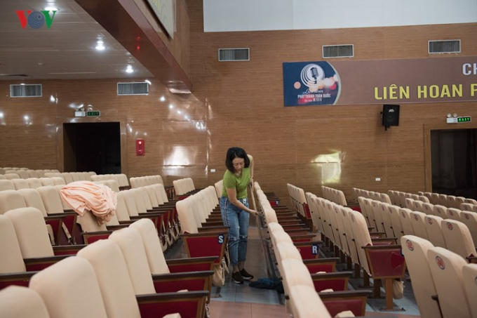 Các hàng ghế được lau dọn kỹ lưỡng trước khi để đón tiếp các đại biểu tham dự Liên hoan.