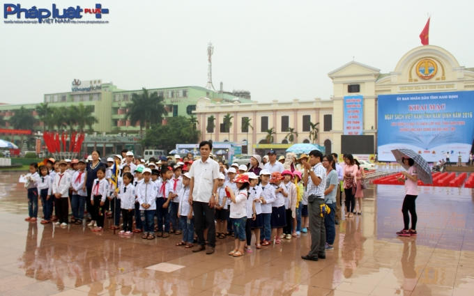 Trường Tiểu học Thị trấn Quỹ Nhất đội mưa vượt gần 50km lên TP Nam Định.