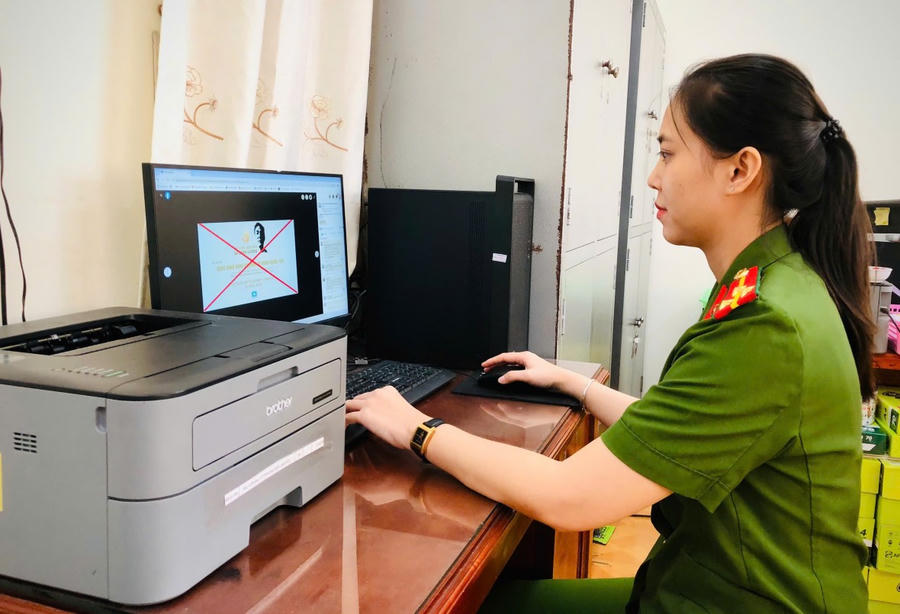 Cán bộ Công an phường Giá Rai ứng dụng công nghệ thông tin trong công tác tuyên truyền, đấu tranh phản bác các quan điểm sai trái liên quan đến bầu cử.