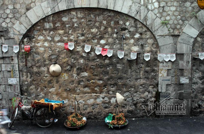 Nhiều người d&acirc;n sống xung quanh phố Gầm Cầu ủng hộ việc đục th&ocirc;ng v&ograve;m cầu, nhưng họ cũng lo ngại tệ nạn, mất trật tự lại xuất hiện như nhiều năm trước.