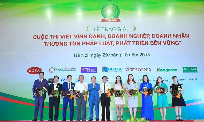 Tiến sỹ Đào Văn Hội tặng hoa và kỷ niệm chương cho các doanh nhân là nhân vật của các tác phẩm đạt giải