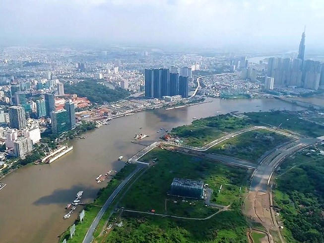 Hiện tất cả sự phát triển của TP đều dồn vào hạt nhân các quận trung tâm và Thủ Thiêm. Ảnh: QH