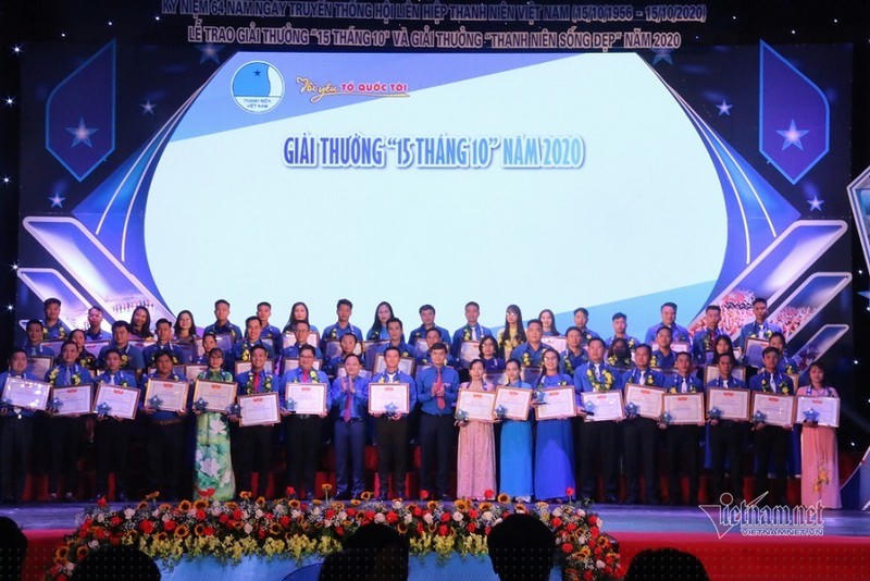 Ông Nguyễn Anh Tuấn, Chủ tịch Ủy ban Trung ương Hội Liên hiệp Thanh niên Việt Nam đã chúc mừng 57 cán bộ Hội tiêu biểu được nhận Giải thưởng “15 tháng 10” và 27 thanh niên tiêu biểu được nhận Giải thưởng “Thanh niên sống đẹp”. 