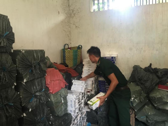 Kho thuốc lá nhập lậu bị tịch thu chờ xử lý ở Đồn biên phòng Mỹ Quý Tây.