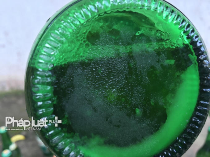 Một chai bia được chụp từ đáy.