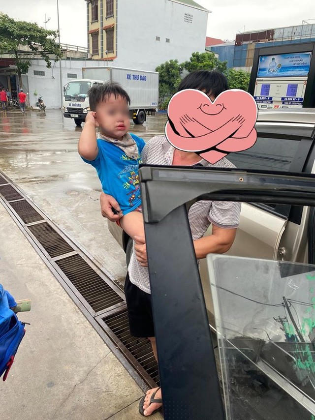 Cháu bé được bế ra khỏi xe sau khi mở cửa thành công.