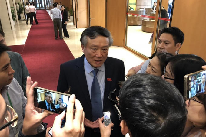 Chánh án TAND tối cao Nguyễn Hoà Bình trả lời báo chí bên hành lang Quốc hội sáng 13.11. Ảnh: Thành Trung