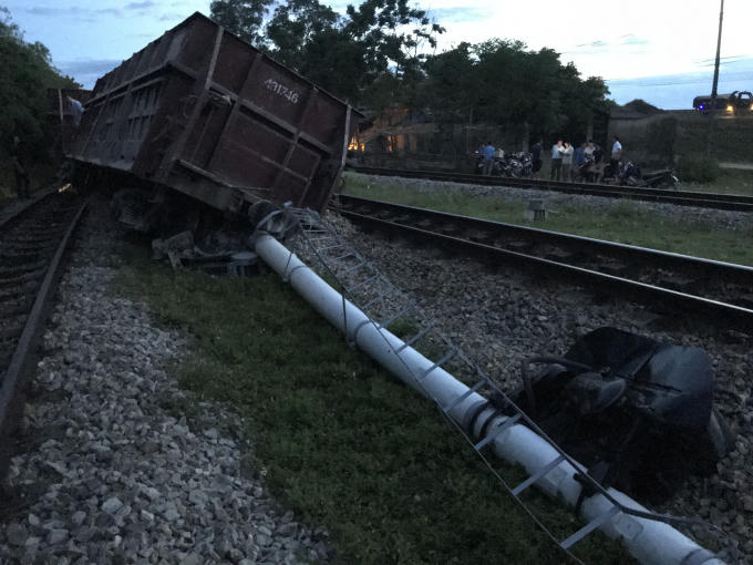 Một số toa tàu lật nghiêng khỏi đường ray, cột đèn tín hiệu cũng bị tông gãy cọc đèn tín hiệu.