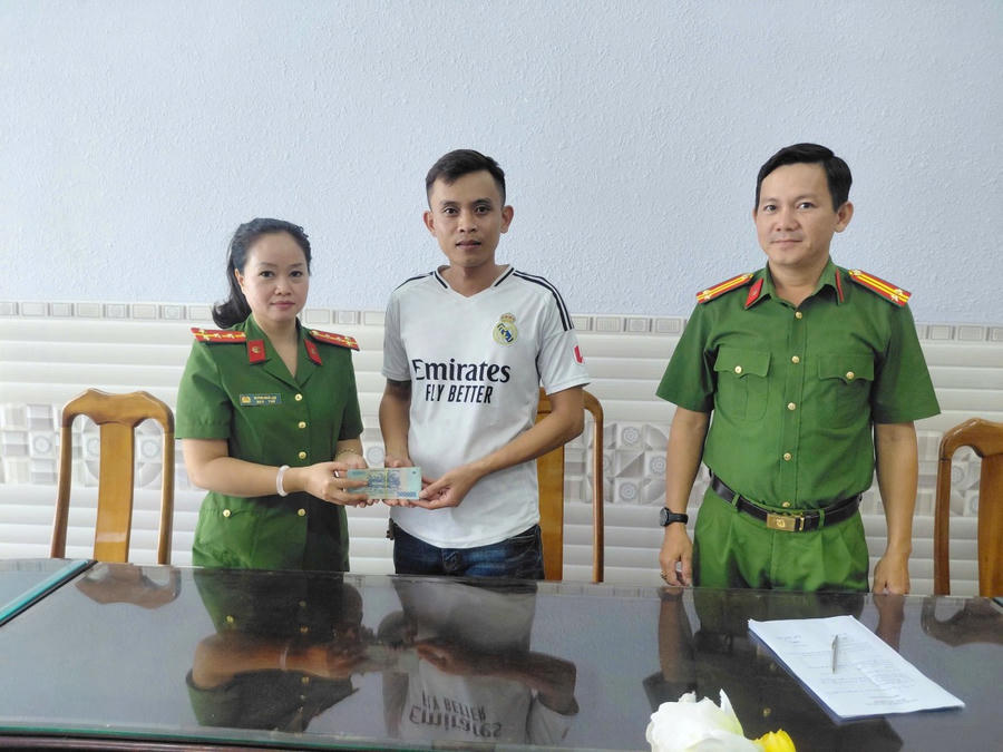 Công an xã Đầm Dơi trao trả số tiền chuyển khoản nhầm cho ông B.M.H.