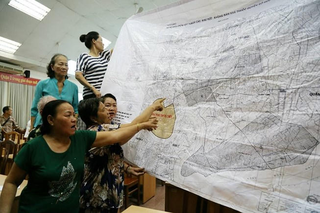 Người dân Thủ Thiêm trình bày những kiến nghị bức xúc xoay quanh việc thu hồi đất, tái định cư tại KĐTM Thủ Thiêm tại cuộc tiếp xúc cử tri chiều 9/5 của tổ ĐBQH TPHCM  Ảnh: Plo.vn