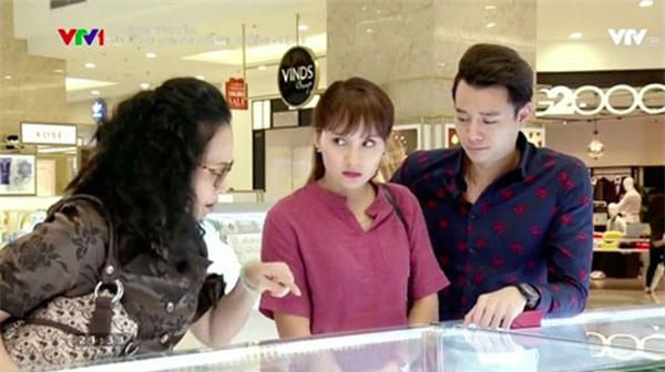 Vân tỏ ra khó chịu khi mẹ chồng đi theo chọn nhẫn cưới.Vân tỏ ra khó chịu khi mẹ chồng đi theo chọn nhẫn cưới.