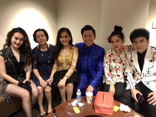 Mẹ con Giang Hồng Ngọc và các nghệ sĩ.