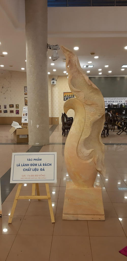 Tác phẩm "Lá lành đùm lá rách".