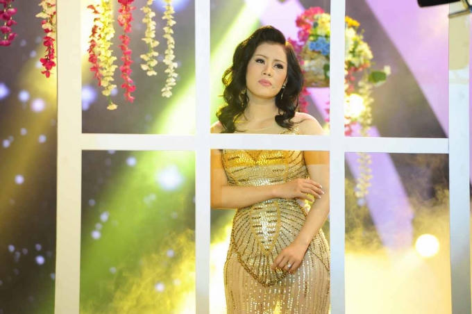 Với chất giọng alto lộng lẫy, Mỹ Hạnh đã hát như rút ruột, tưởng nhớ người thầy đáng kính của mình.