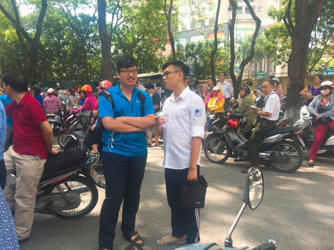 Trong lúc chờ phụ huynh, các em thí sinh chia sẻ với nhau về bài thi của mình.