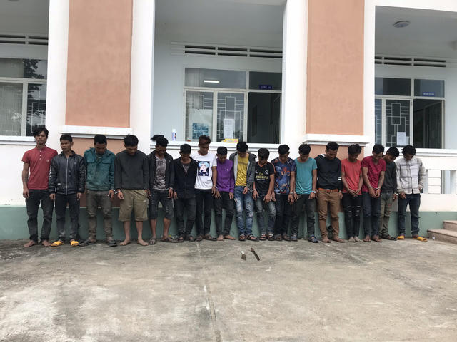 Nhóm thanh niên tại cơ quan chức năng.