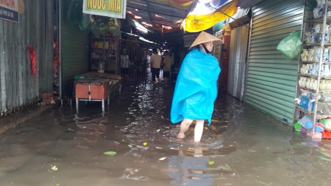 Chợ Hưng Dung bị "cô lập" trong biển nước.