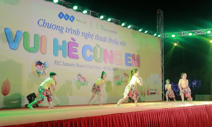 Chương trình biểu diễn nghệ thuật “Vui hè cùng em” là một món quà chào hè rộn rã mà Tập đoàn FLC dành tặng cho các bé mầm non xã Vĩnh Thịnh, huyện Vĩnh Tường, tỉnh Vĩnh Phúc.