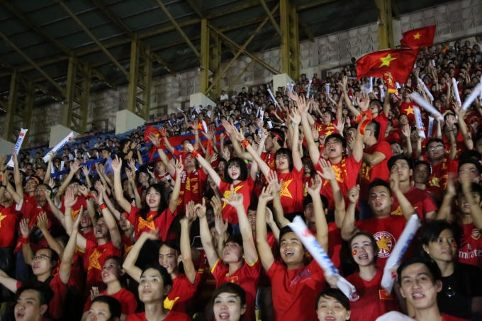 Vỡ òa trong niềm vui khi đội tuyển Việt Nam san bằng tỉ số