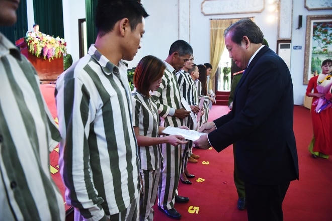 Sáng 1/12, Phó thủ tướng thường trực ông Nguyễn Hoà Bình đã trao giấy chứng nhận đặc xá cho 97 phạm nhân được đặc xá tại trại giam Phú Sơn đóng ở tỉnh Thái Nguyên.