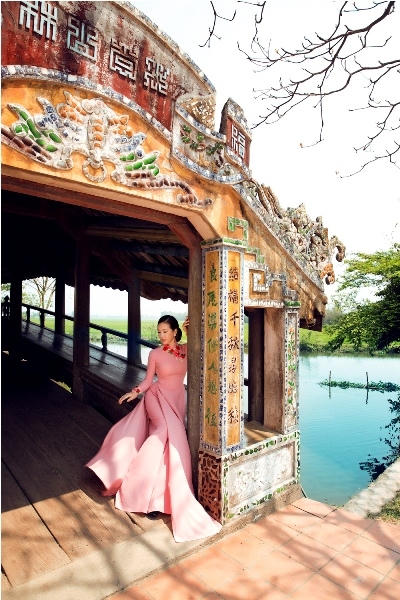 Hoa hậu Thu Hoài đẹp hút hồn giữa kinh thành Huế