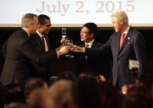 Cựu tổng thống Mỹ Bill Clinton trở lại Việt Nam nhân dịp kỷ niệm 20 năm hai nước bình thường hóa quan hệ ngoại giao (Ảnh: Columbian).