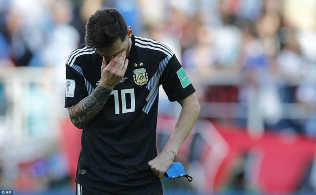 Messi buồn bã...khi không trả lời được Cristiano Ronaldo. Ảnh: AP