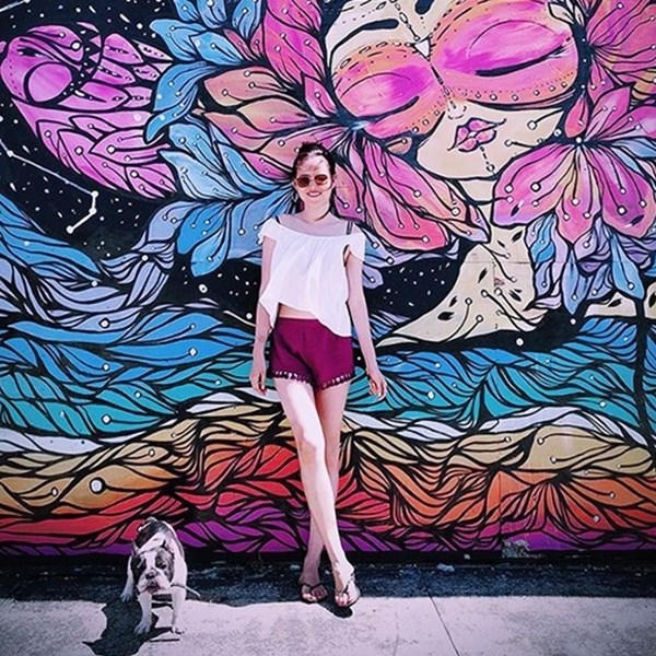 Tuyết Lan tận hưởng mùa hè ngập nắng tại Mỹ với street style khỏe khoắn. Nàng mẫu 9X mix áo trễ vai trắng cùng quần shorts đỏ rượu, phối với dép xỏ ngón và kính mắt thời trang.
