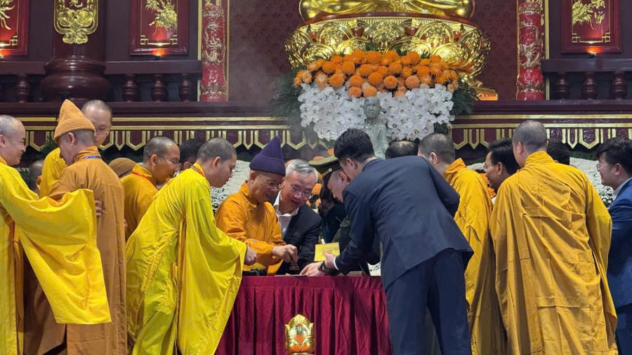 Đại biểu, chư tôn đức tăng ni thực hiện nghi thức chúc phúc, đóng dấu thiêng Yên Tử đầu năm.