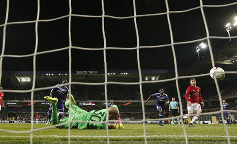 Mkhitaryan xuất hiện đúng lúc đón đường bóng bật ra mở tỷ số trận  đấu.