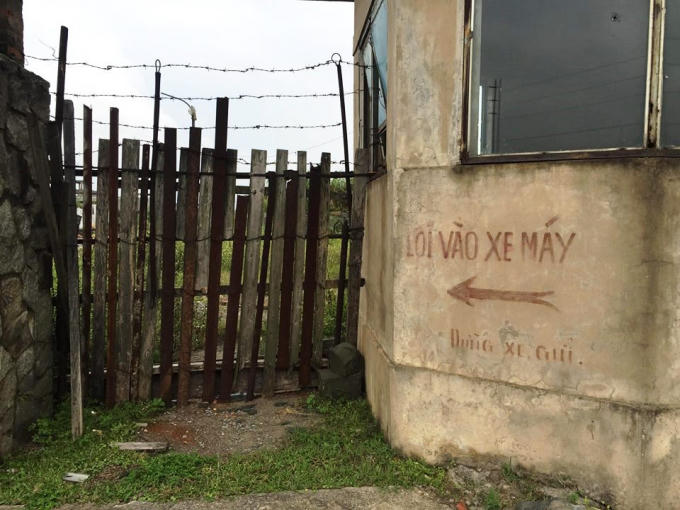 Cổng vào được hoàn thành bằng cách thanh gỗ tạm bợ hàng chục năm trời.