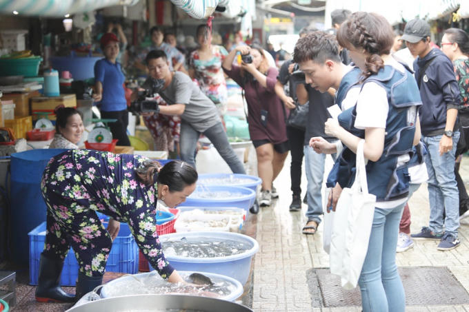 Vào bếp nấu ăn Hương Giang tuyên bố với Trường Giang