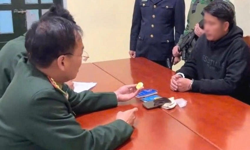 Hồ Văn Thủy cùng tang vật tại cơ quan điều tra