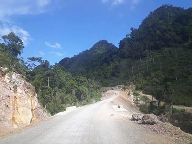 Con đường độc đạo vào bản Tà Dê, xã Lóng Luông