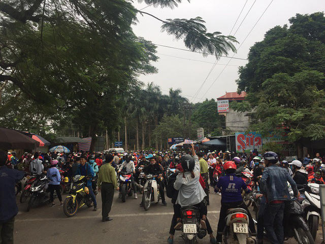 Ngay từ sáng sớm, các bạn trẻ đã tập trung trước cổng Vườn quốc gia để mua vé, thậm chí có những đoàn còn chủ động lên từ tối hôm trước để cắm trại giữ chỗ và cũng để tránh cảnh tắc đường.