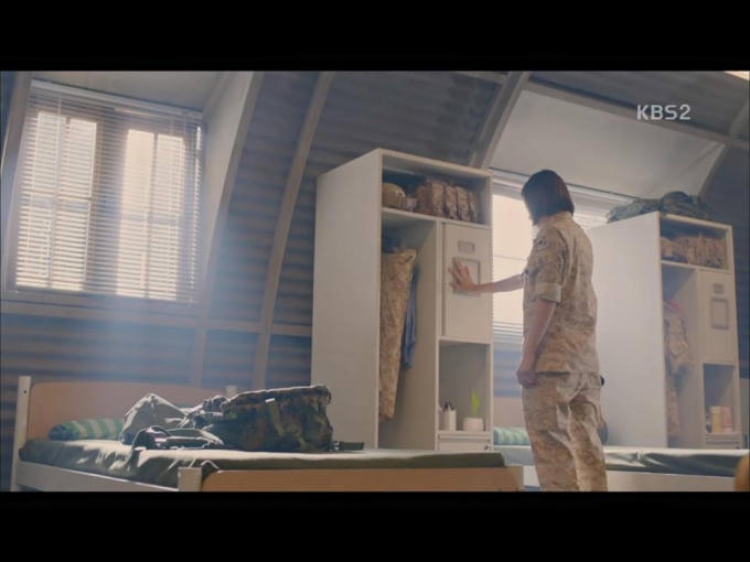 Hậu duệ mặt trời tập 15: Song Hye Kyo, Kim Ji Won khóc hết nước mắt khi hay tin bạn trai hy sinh