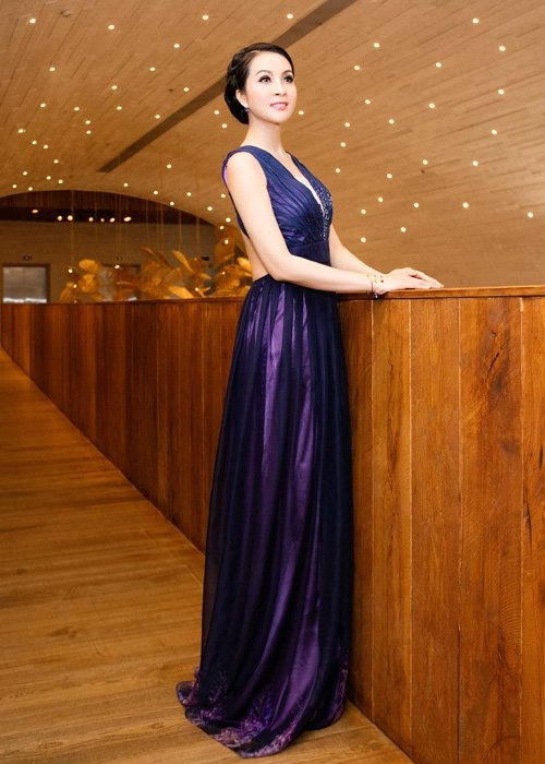 Cô gây ấn tượng với người đối diện bởi vẻ kiêu sa của mình.